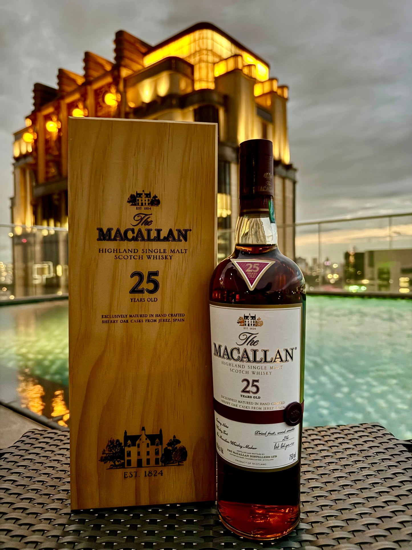 Macallan Sherry Oak 25 Years Old Red Ribbon (Pre-2017)
