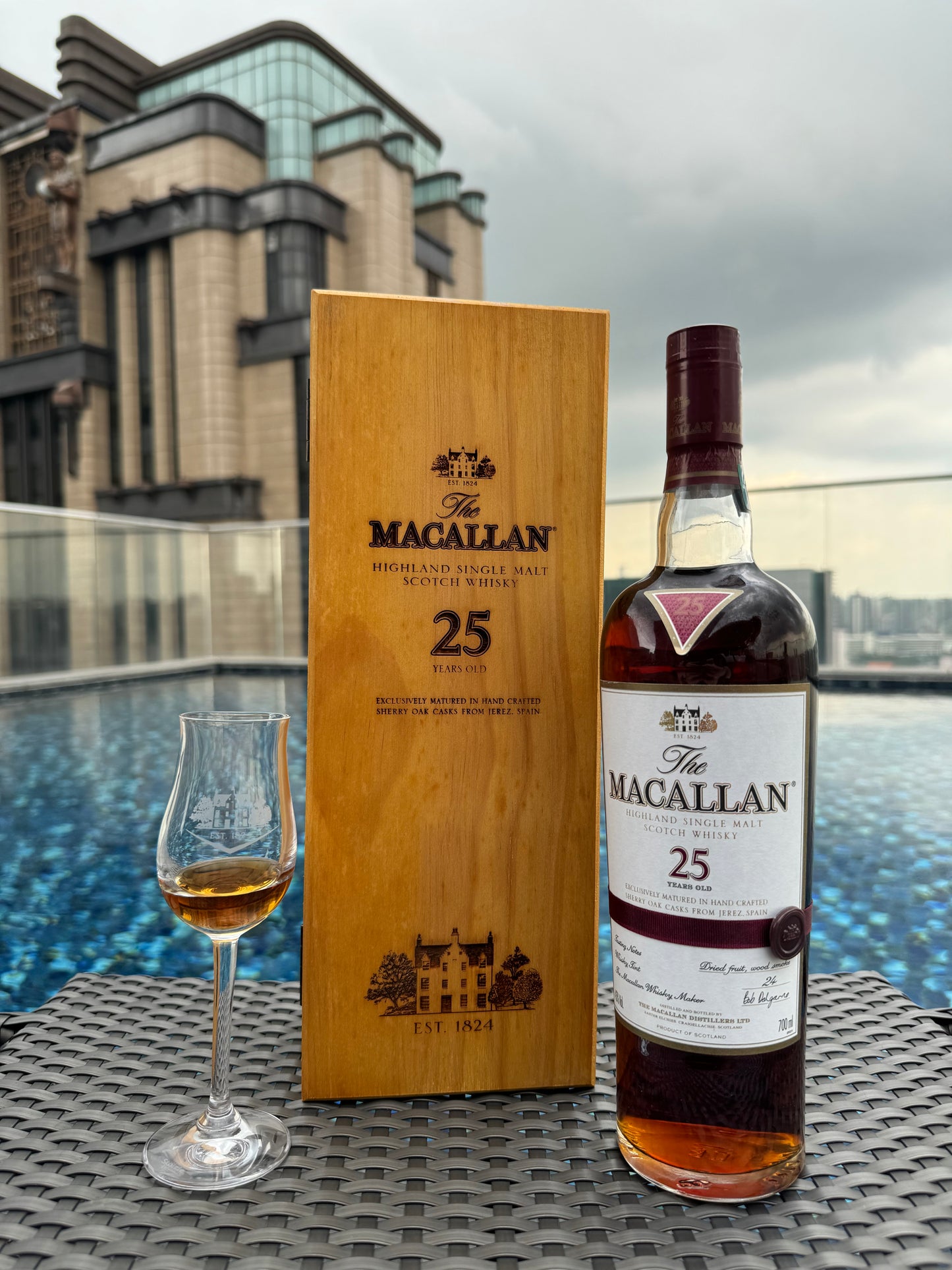 Macallan Sherry Oak 25 Years Old Red Ribbon (Pre-2017)